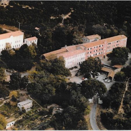 Prime Combe Hostel Fontanes  Bagian luar foto