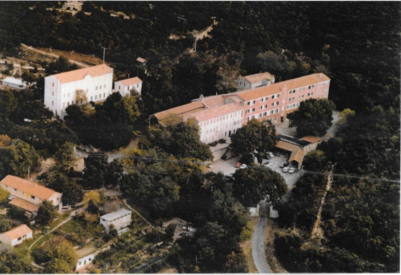 Prime Combe Hostel Fontanes  Bagian luar foto
