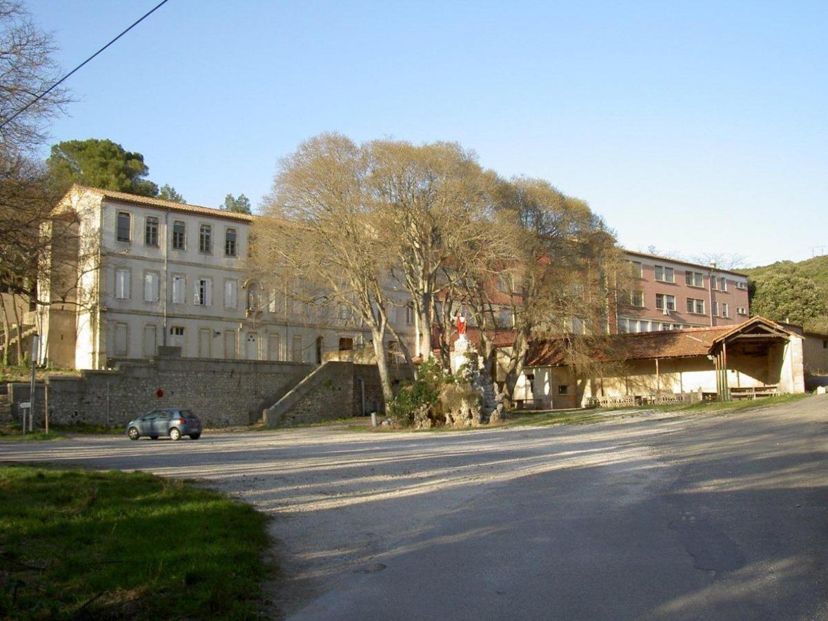 Prime Combe Hostel Fontanes  Bagian luar foto